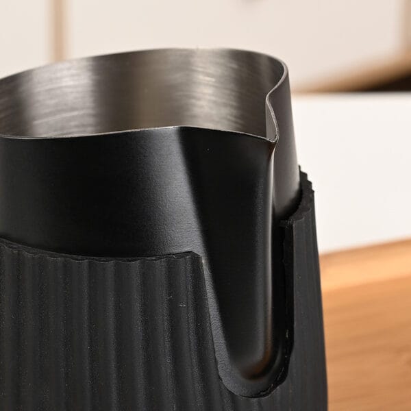 Steaming Milk Frothing Pitcher With Silicone Case - Image 4